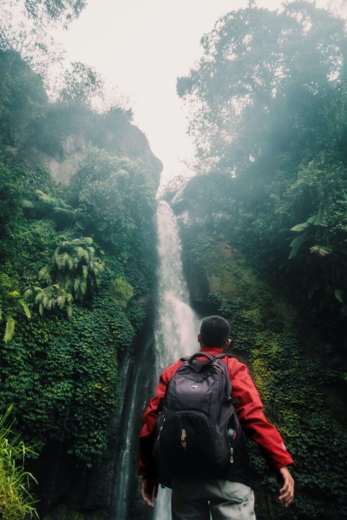 differences between waterproof and water-resistant bags