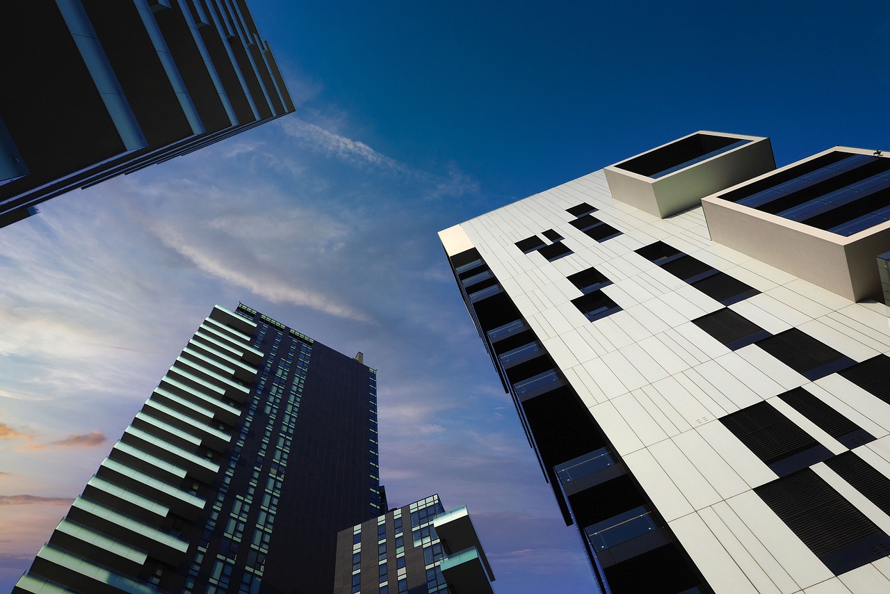 How are real estate syndications different from real estate crowdfunding?